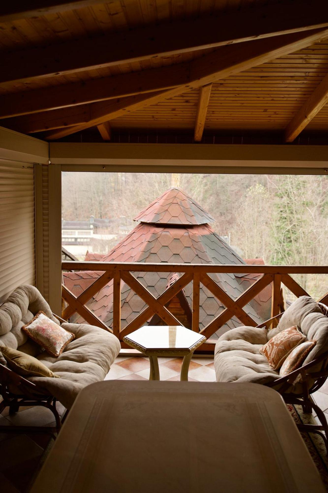 Петрос Family Hotel Yaremche Exterior foto