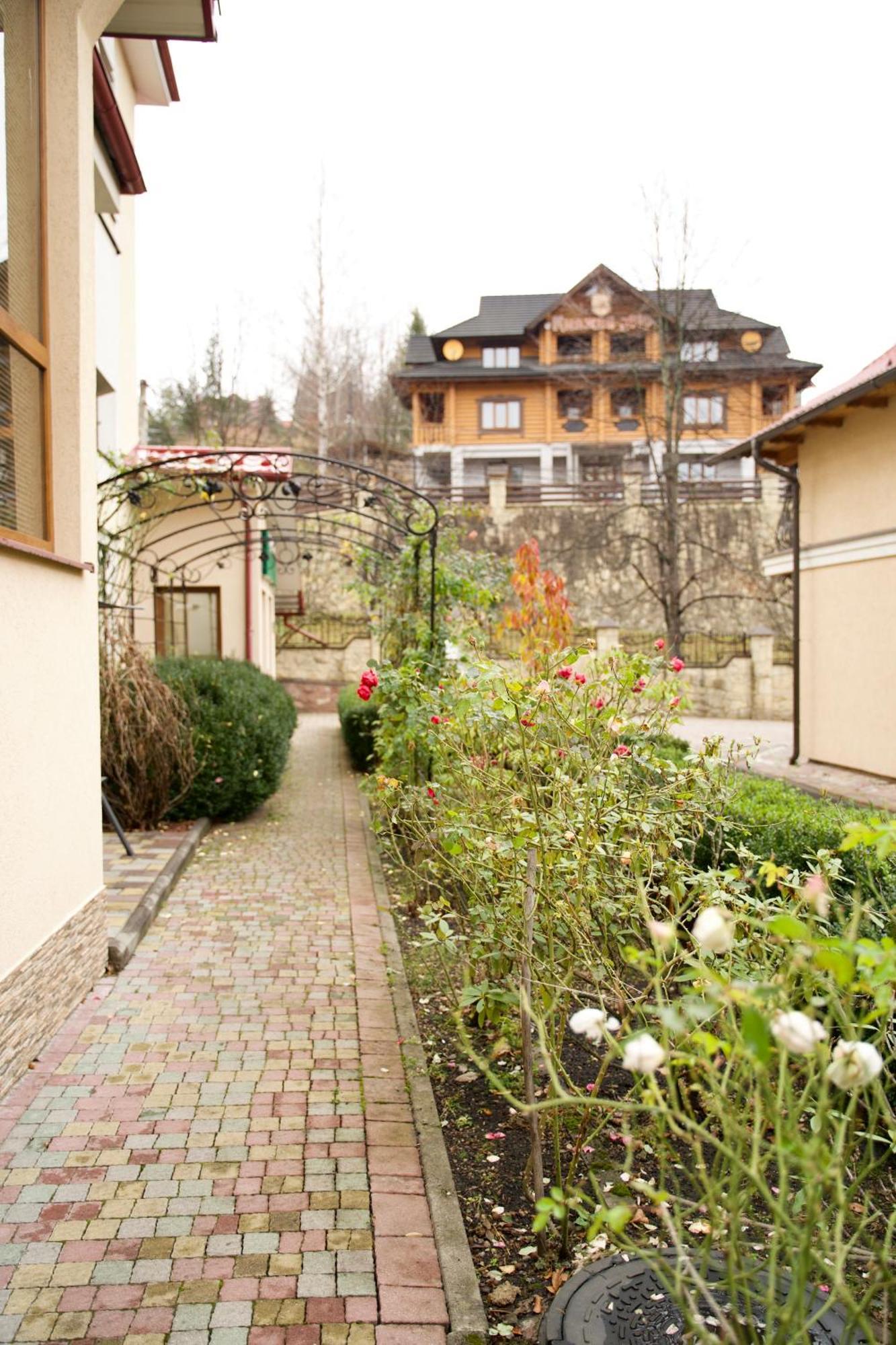 Петрос Family Hotel Yaremche Exterior foto