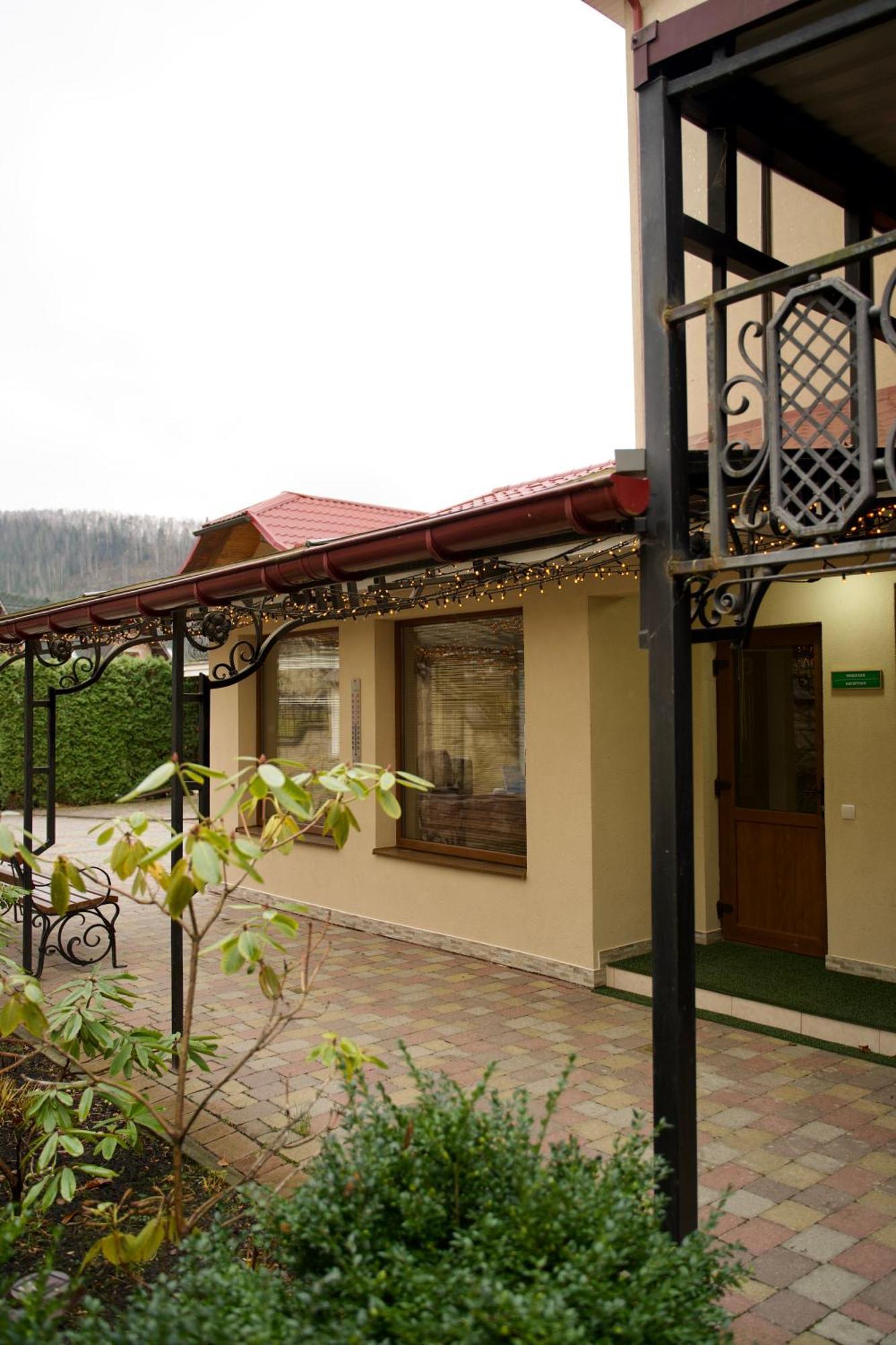 Петрос Family Hotel Yaremche Exterior foto