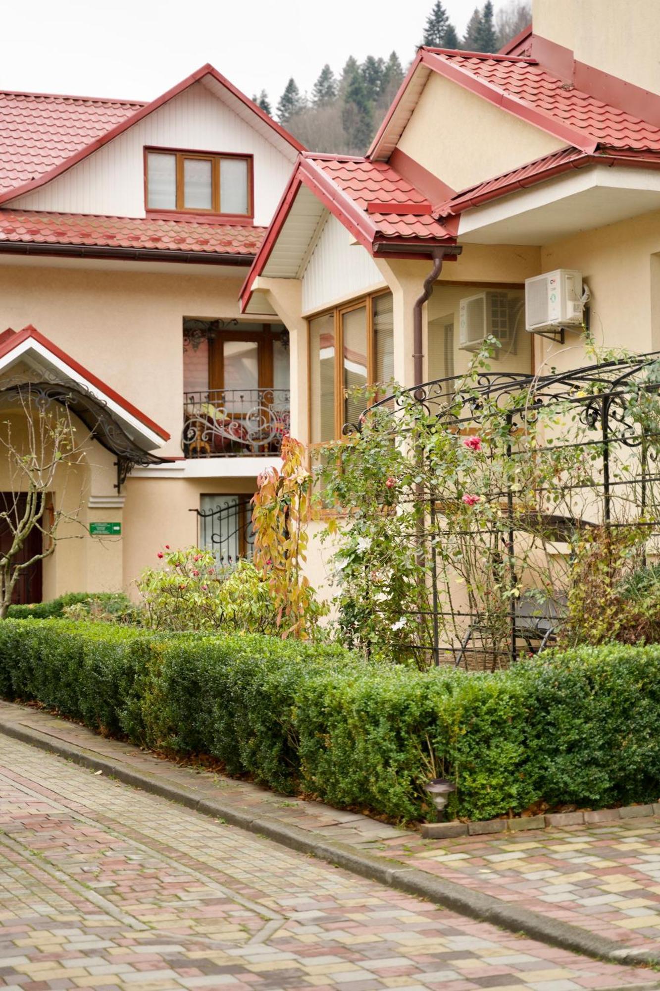 Петрос Family Hotel Yaremche Exterior foto